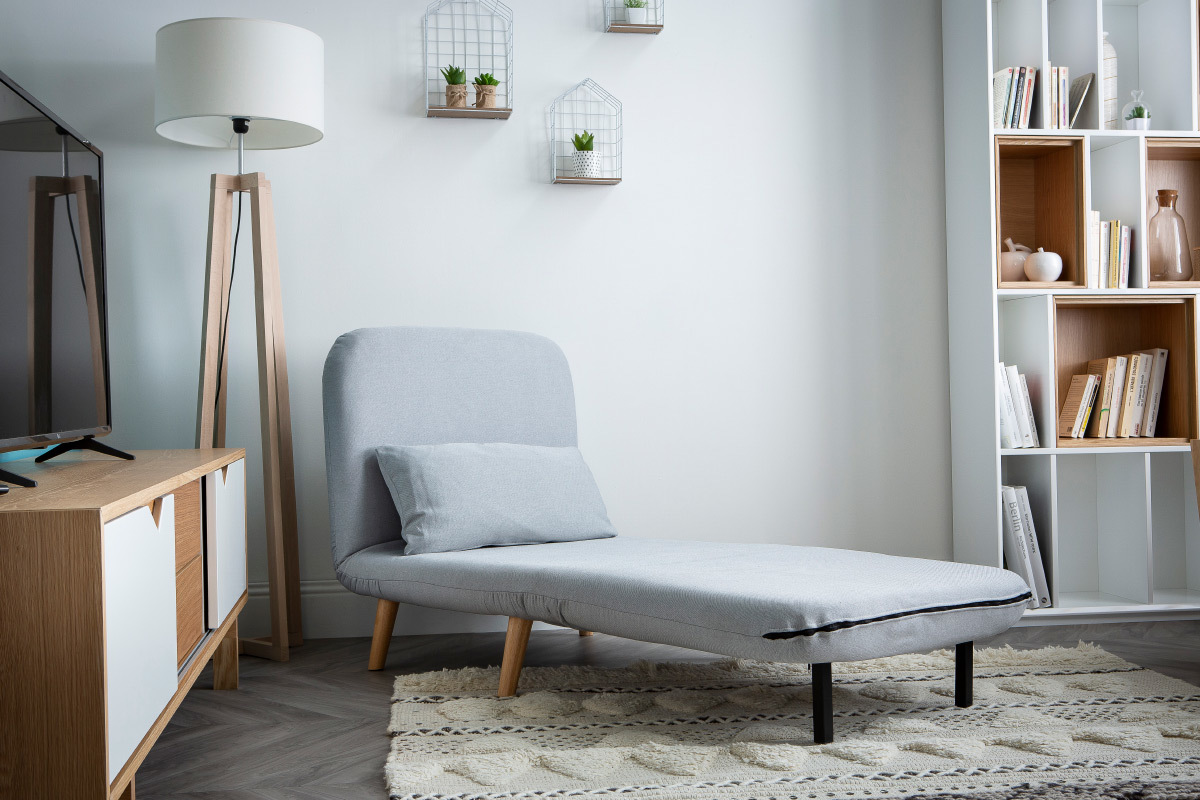 Fauteuil convertible scandinave en tissu gris fonc et bois clair AMIKO