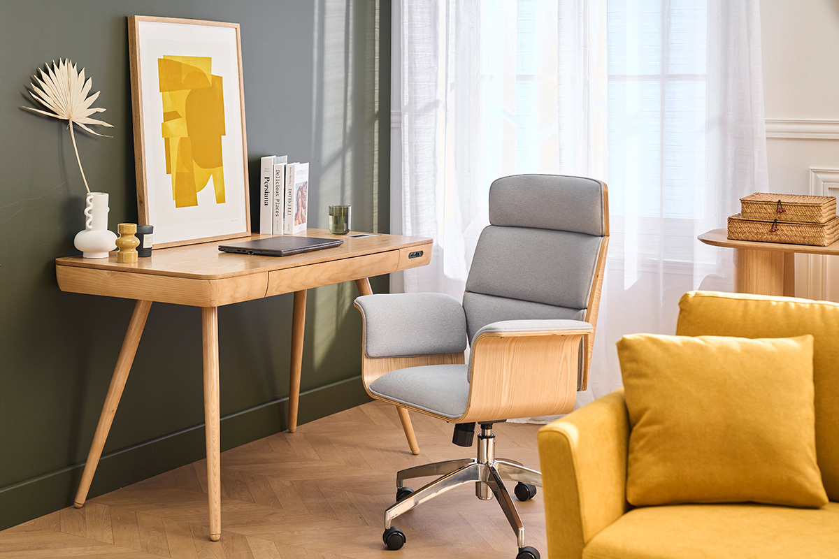 Fauteuil de bureau design ELON en tissu et bois clair, devant un bureau en bois avec d�coration.