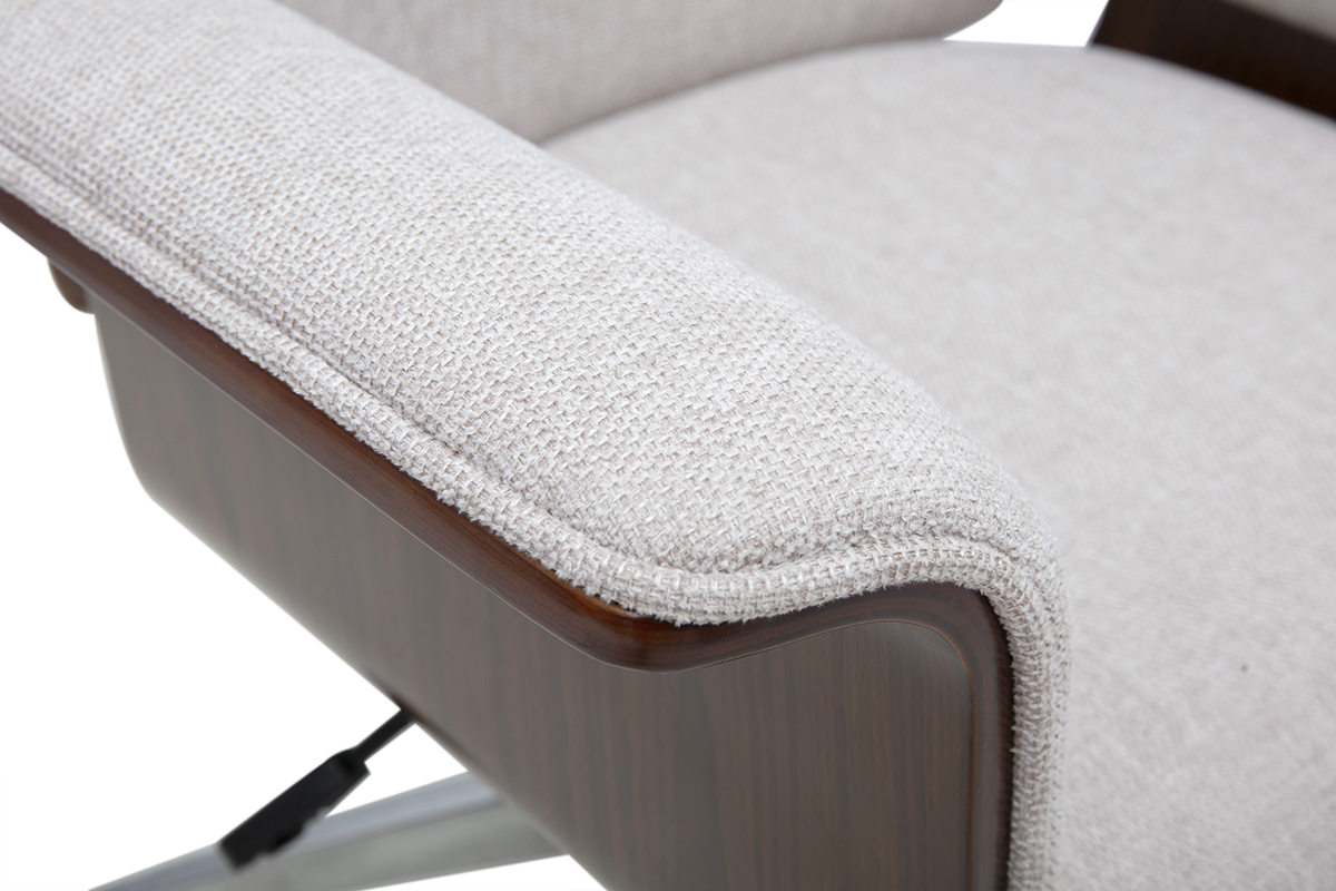 Gros plan sur accoudoir du fauteuil de bureau ELON en tissu effet velours beige et bois fonc�.