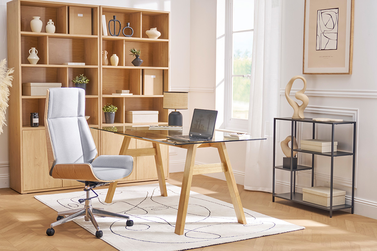 Fauteuil de bureau design en tissu et bois fonc� dans un bureau moderne.