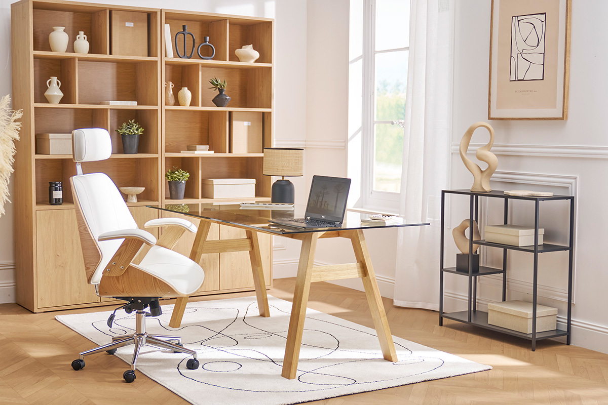 Fauteuil de bureau blanc et bois clair devant une table en verre, �tag�re en arri�re-plan.