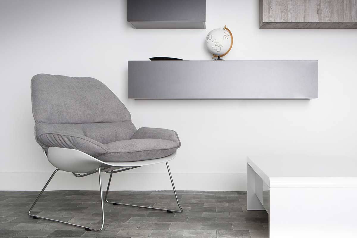 Fauteuil design coque blanche et tissu gris KOKON