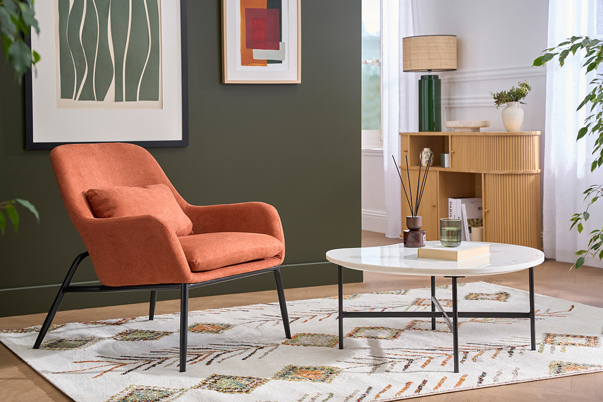 Fauteuil design terre brul�e, tissu effet velours, pieds m�tal noir, vue de profil dans un salon moderne.