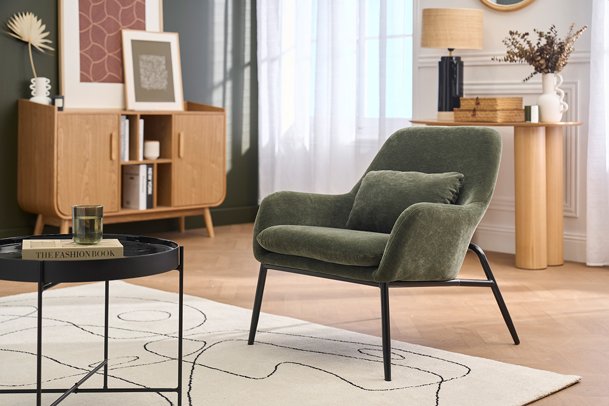 Fauteuil vert kaki en tissu effet velours et m�tal noir MAXINE, vue de 3/4 dans un salon �l�gant.