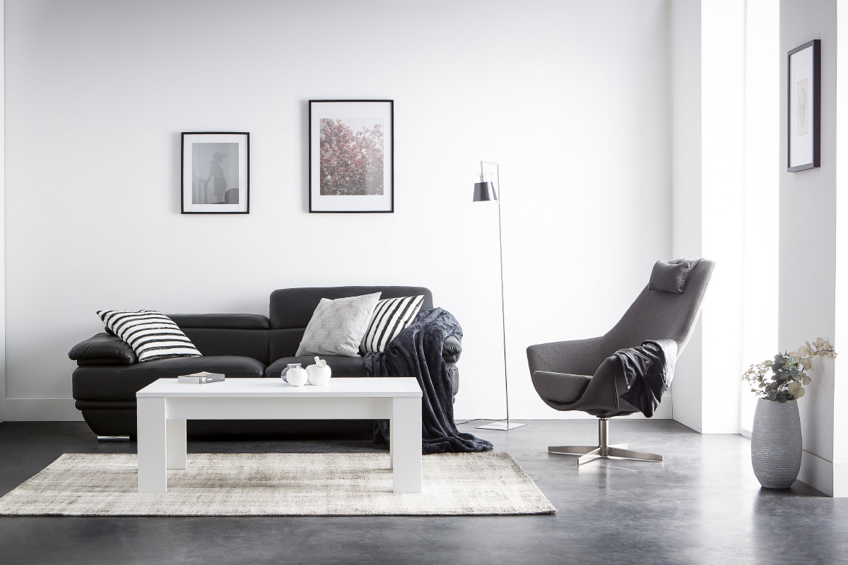 Fauteuil design en tissu rouge et pied m�tal AMADEO