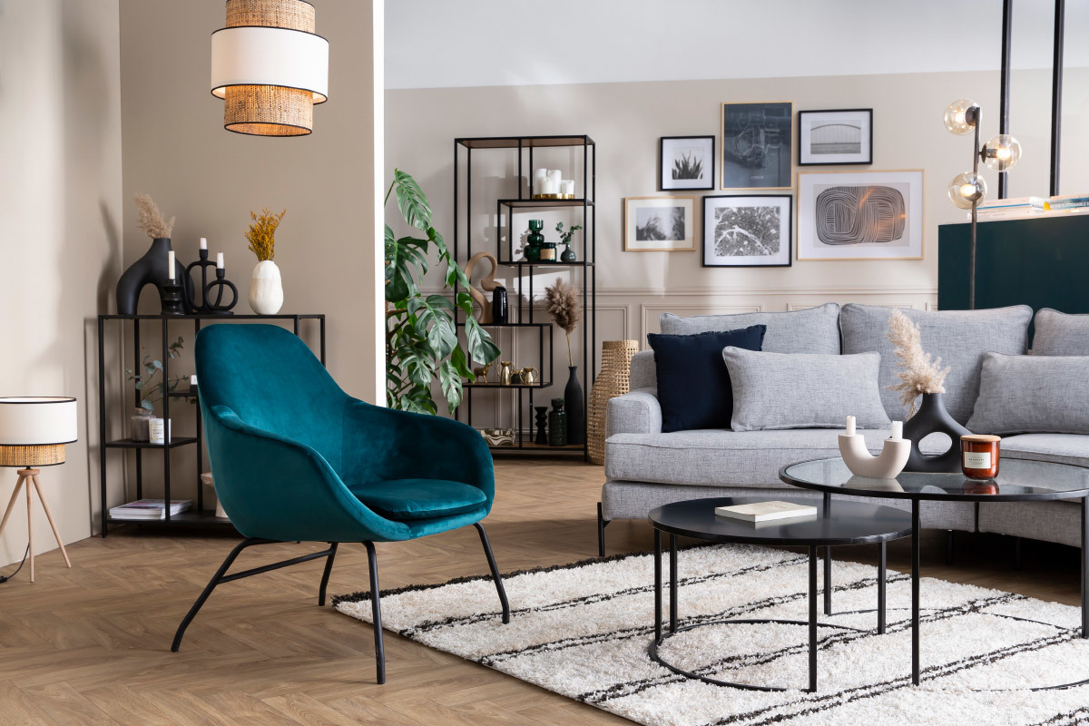 Fauteuil design en tissu velours bleu p�trole et m�tal noir MAYNE