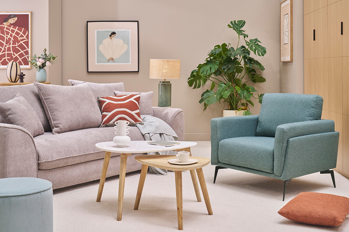 Fauteuil design vert de gris et m�tal noir MOSCO dans un salon moderne.