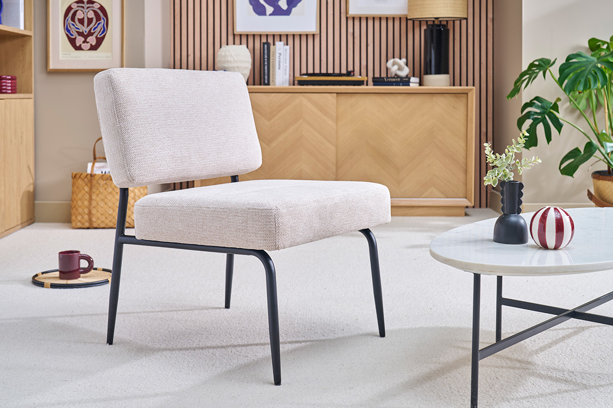 Fauteuil en tissu chenille beige et mtal noir dans un salon moderne.