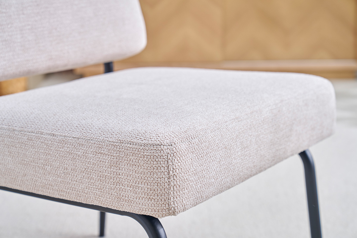 Fauteuil en tissu chenille beige et mtal noir, vue rapproche.