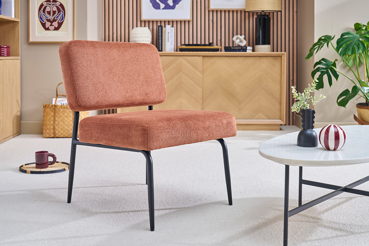 Fauteuil VEDANA en tissu chenille terre brle et mtal noir, vue d'angle dans un salon.