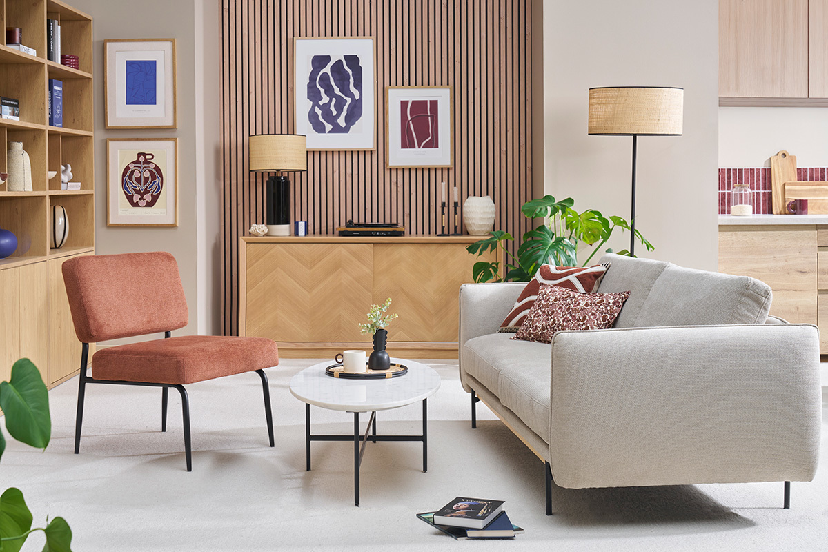 Fauteuil VEDANA en tissu chenille terre brle et mtal noir dans un salon moderne.