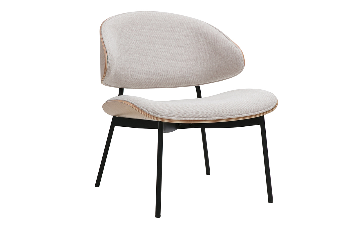 Fauteuil beige en tissu effet velours avec pieds en mtal noir, vue de trois quarts.