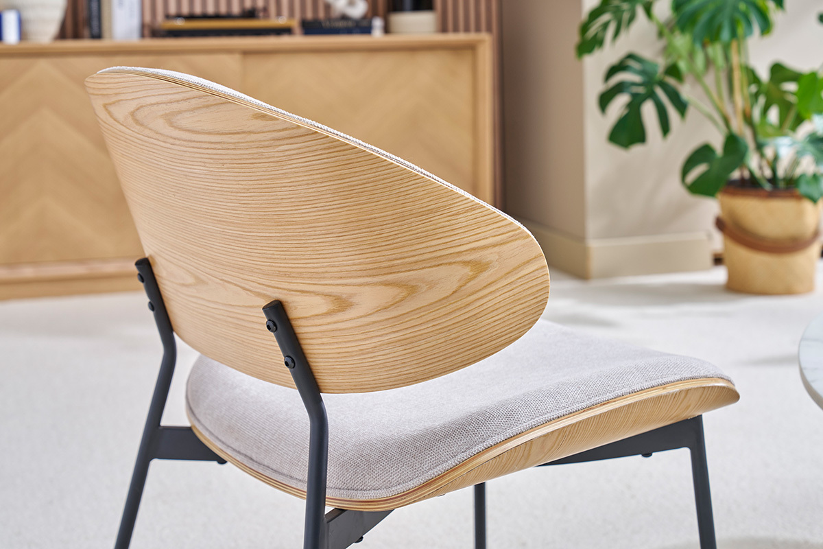 Vue arrire du fauteuil en bois clair et tissu beige, pieds en mtal noir dans un salon.