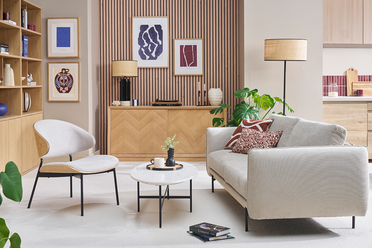 Salon moderne avec fauteuil effet velours beige, bois clair et mtal noir, vue ensemble mobilier et dcoration.