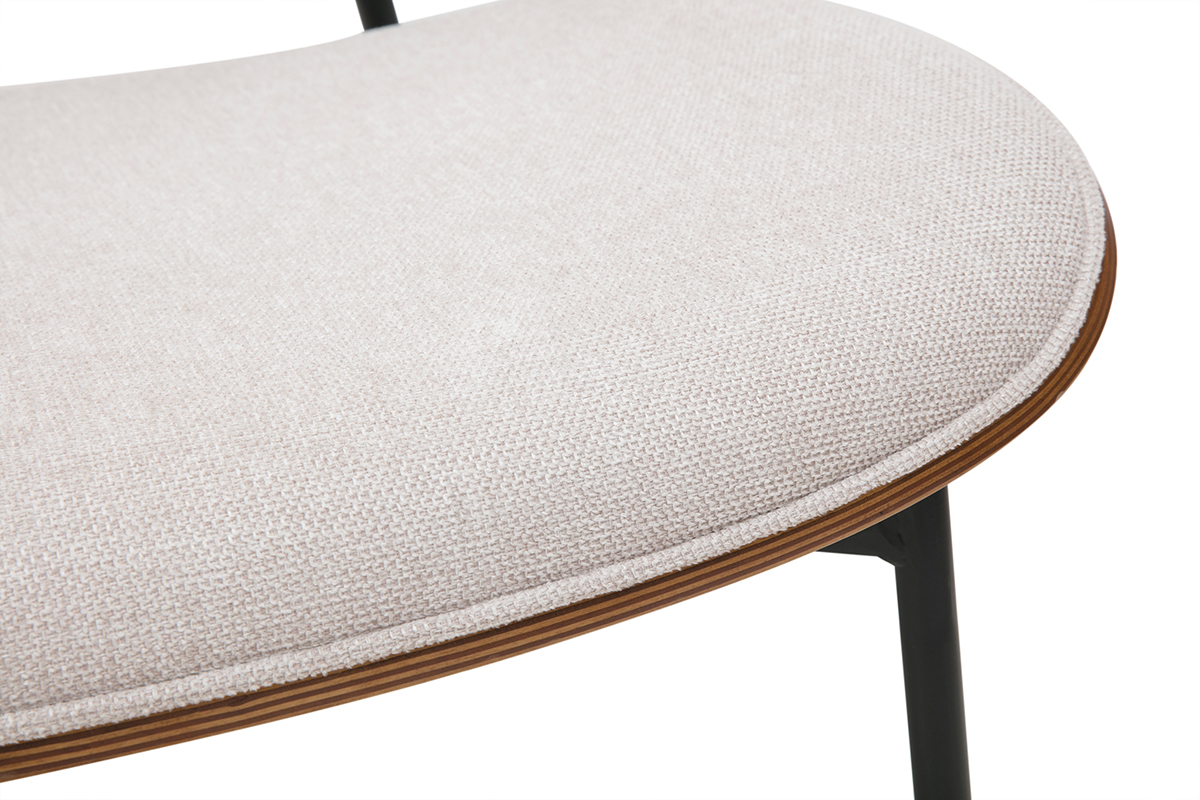 Gros plan sur l'assise d'un fauteuil beige textur avec bord en bois et pied en mtal noir.