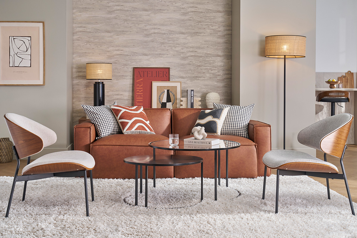 Fauteuil beige effet velours, bois fonc et mtal noir FABULO dans un salon moderne.