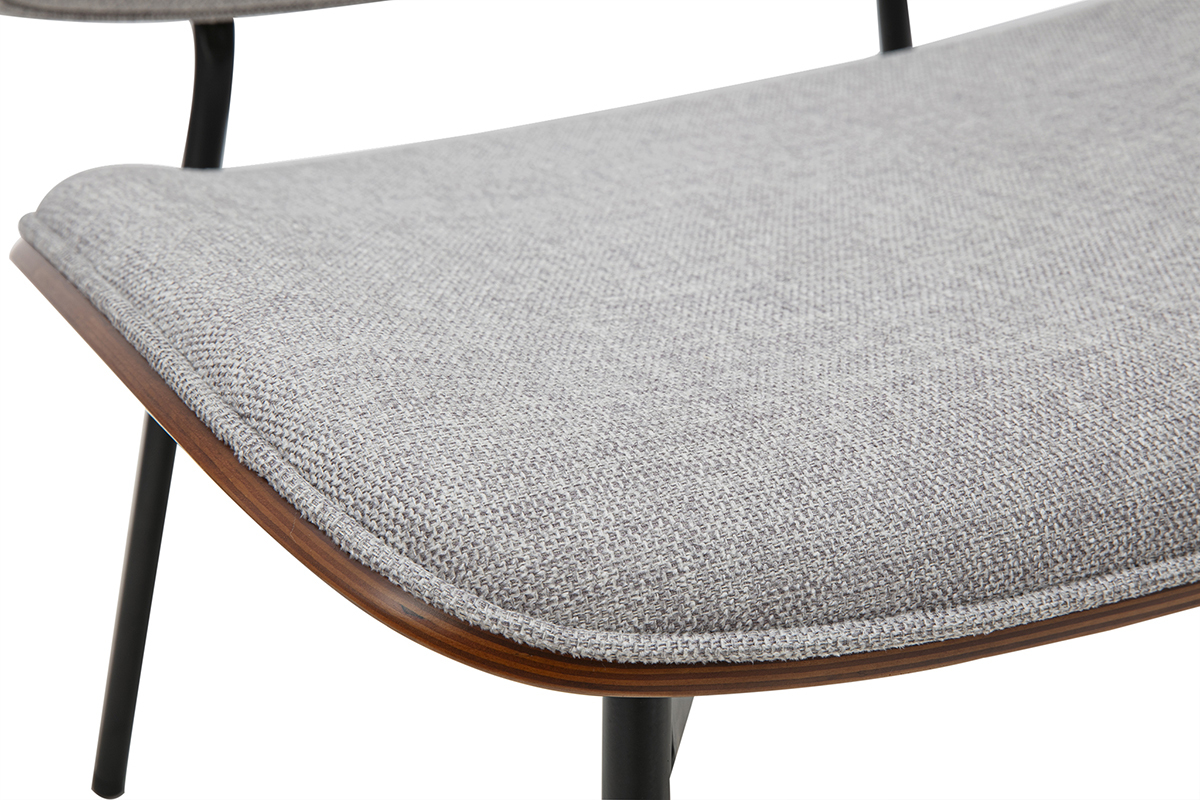 Gros plan sur l'assise et le dossier du fauteuil FABULO en tissu gris, avec pieds en mtal noir.