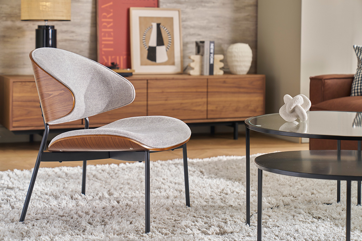 Fauteuil en tissu gris, bois fonc et mtal noir dans un salon moderne.