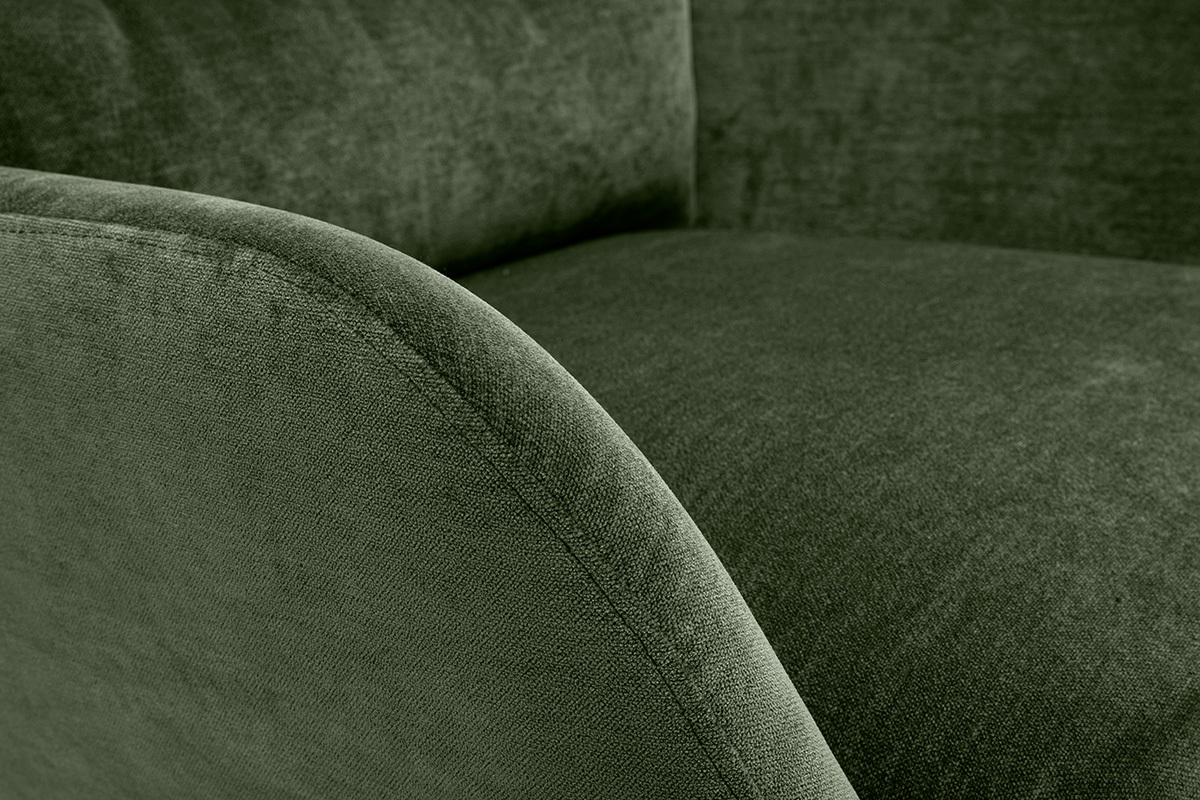 D�tail du fauteuil en tissu effet velours vert kaki, vue rapproch�e du dossier et des accoudoirs.