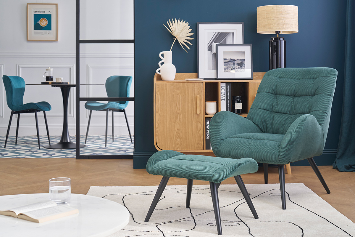 Fauteuil ZOE en velours ctel vert avec repose-pieds, vue de face dans un salon moderne.