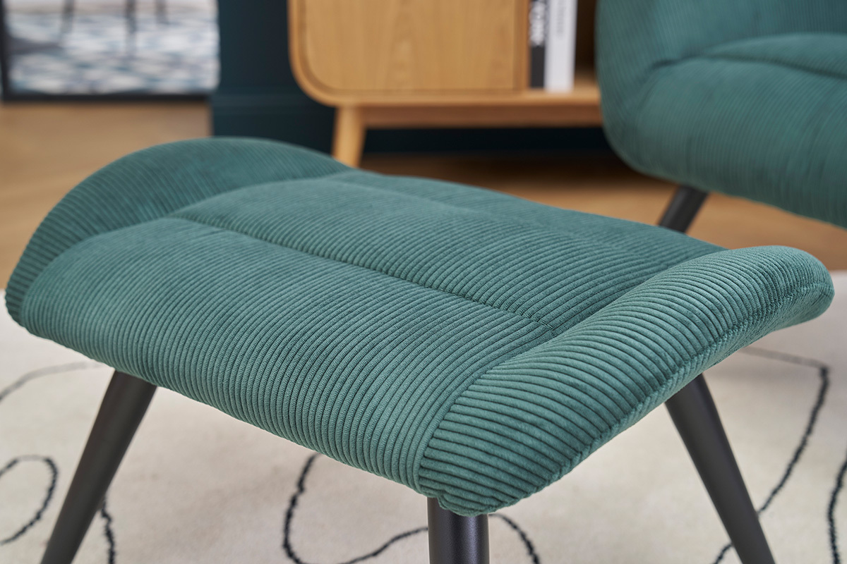 Repose-pieds en velours ctel vert avec pieds en mtal noir, vue de prs.