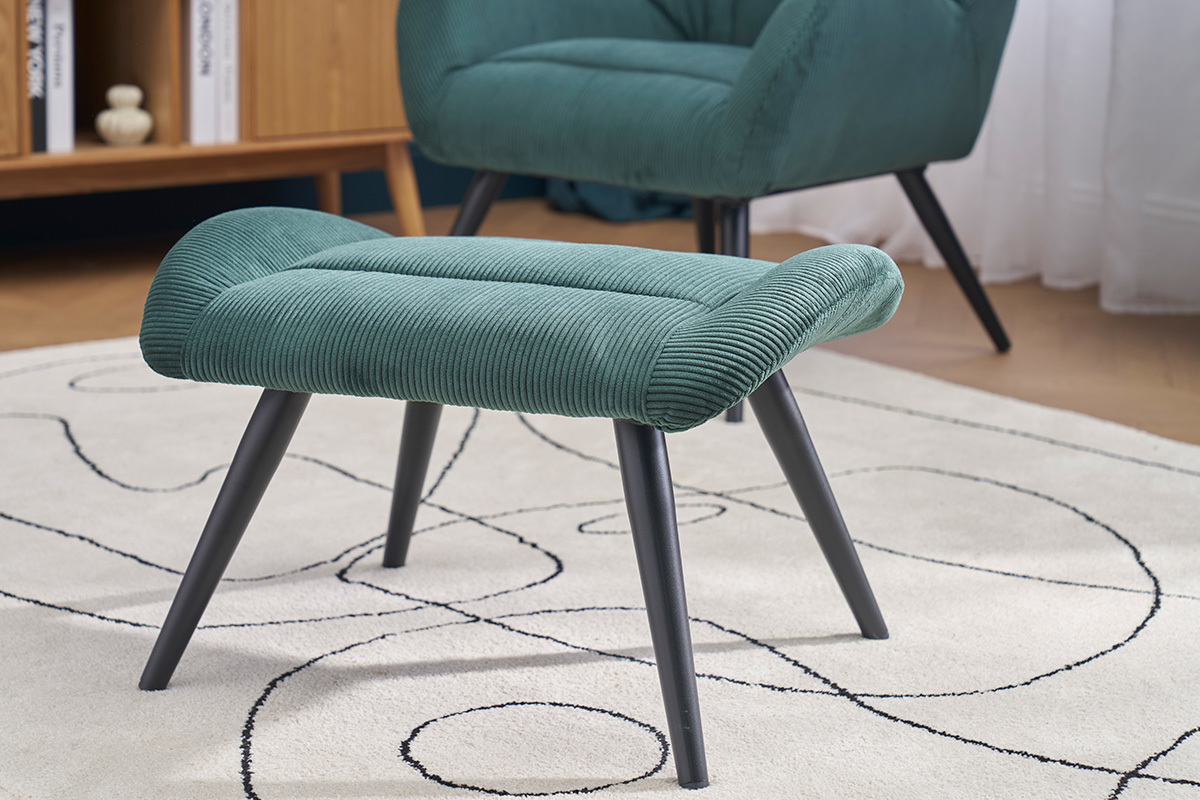 Repose-pieds en velours ctel vert avec pieds en mtal noir, vue de ct.