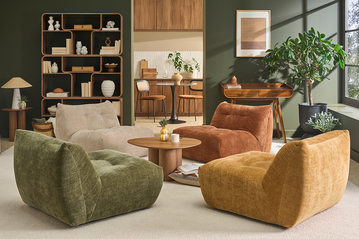 Fauteuils lounge en tissu effet velours BUMPY parmi d'autres fauteuils dans un salon moderne.