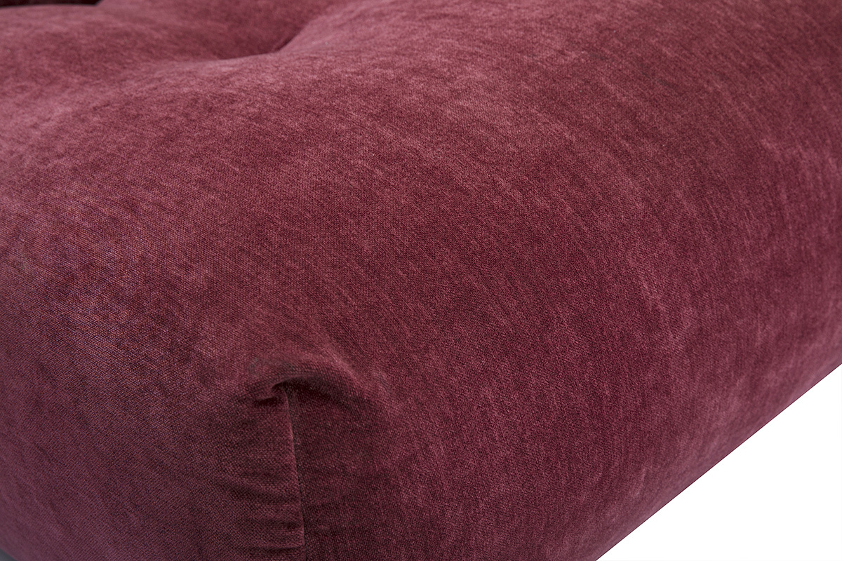 Zoom sur le fauteuil lounge BUMPY en tissu effet velours prune, mettant en avant sa texture douce et matelass�e.