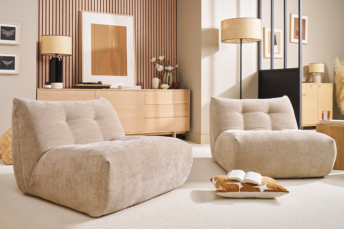Deux fauteuils lounge taupe BUMPY en tissu effet velours, dans un salon moderne.
