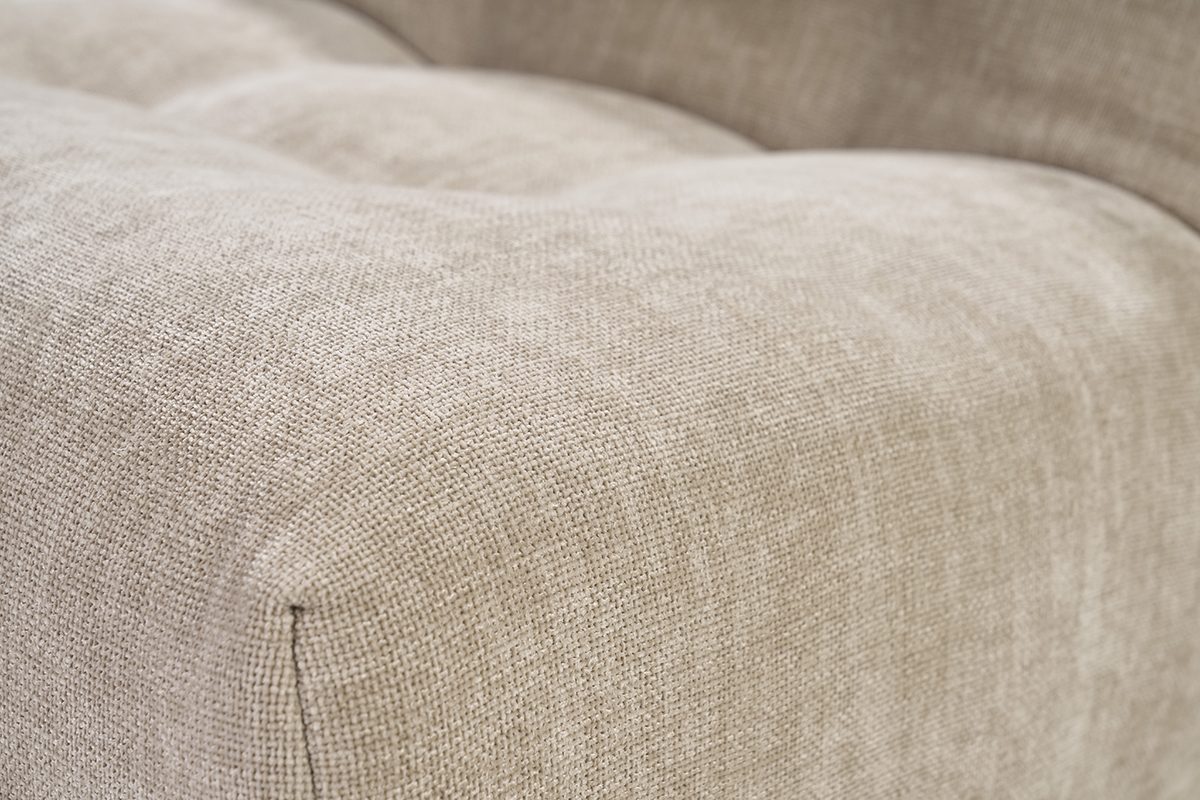 Gros plan sur le tissu effet velours textur taupe du fauteuil lounge BUMPY.