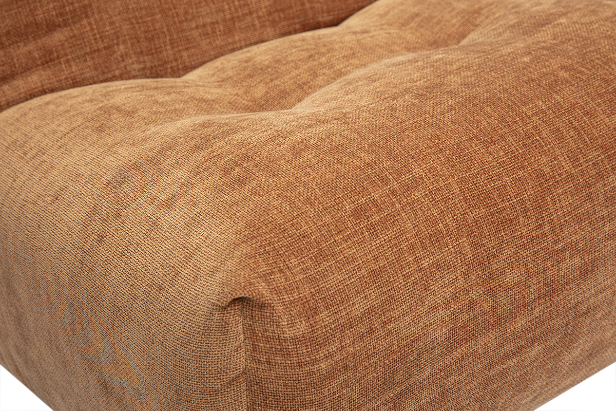 Gros plan sur le tissu velours textur� terre br�l�e du fauteuil lounge BUMPY.