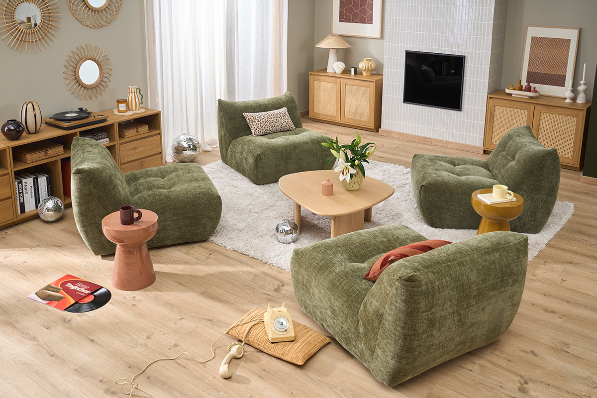 Fauteuil lounge en tissu effet velours textur� vert kaki BUMPY dans un salon avec plusieurs autres meubles.