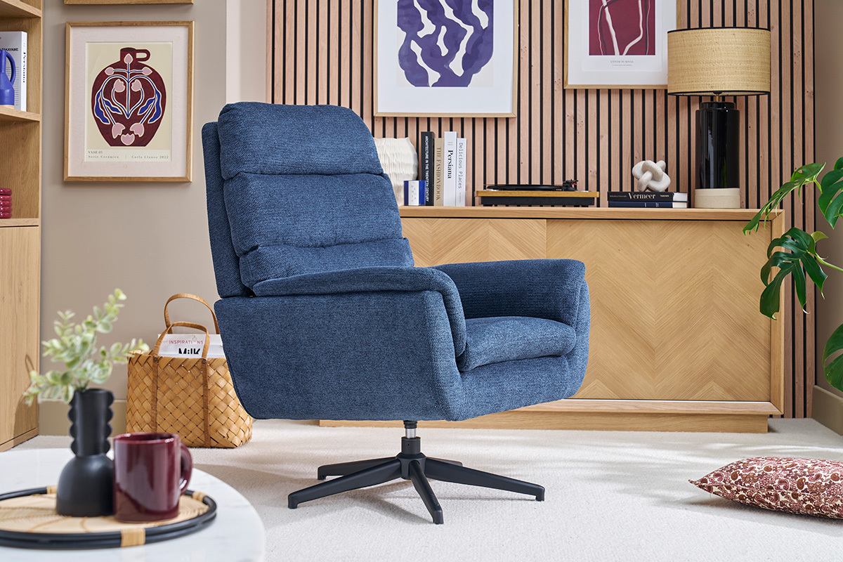 Fauteuil pivotant bleu en tissu chenille et mtal noir dans un salon moderne.