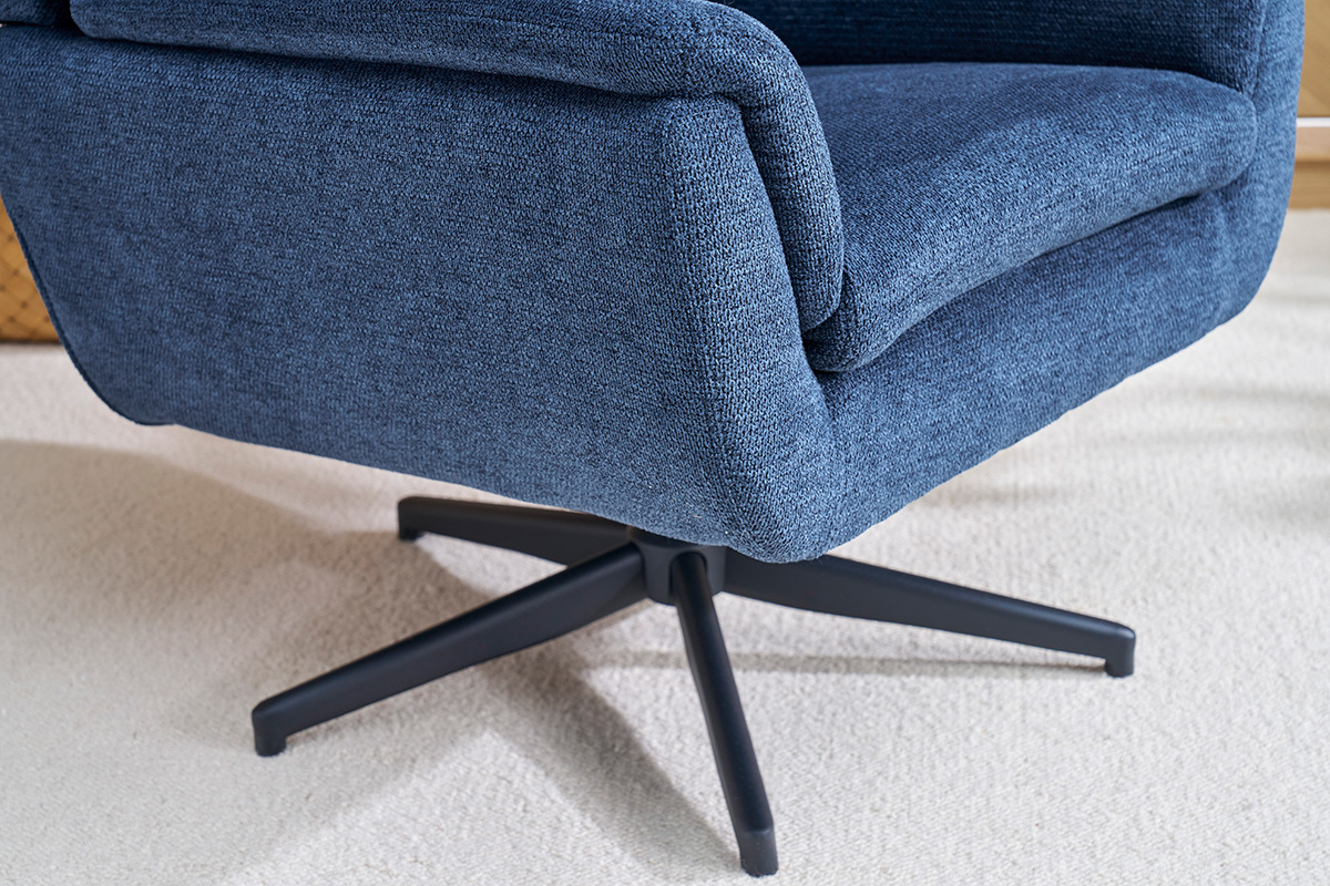 Fauteuil pivotant bleu fonc en tissu chenille avec base en mtal noir, vue partielle.
