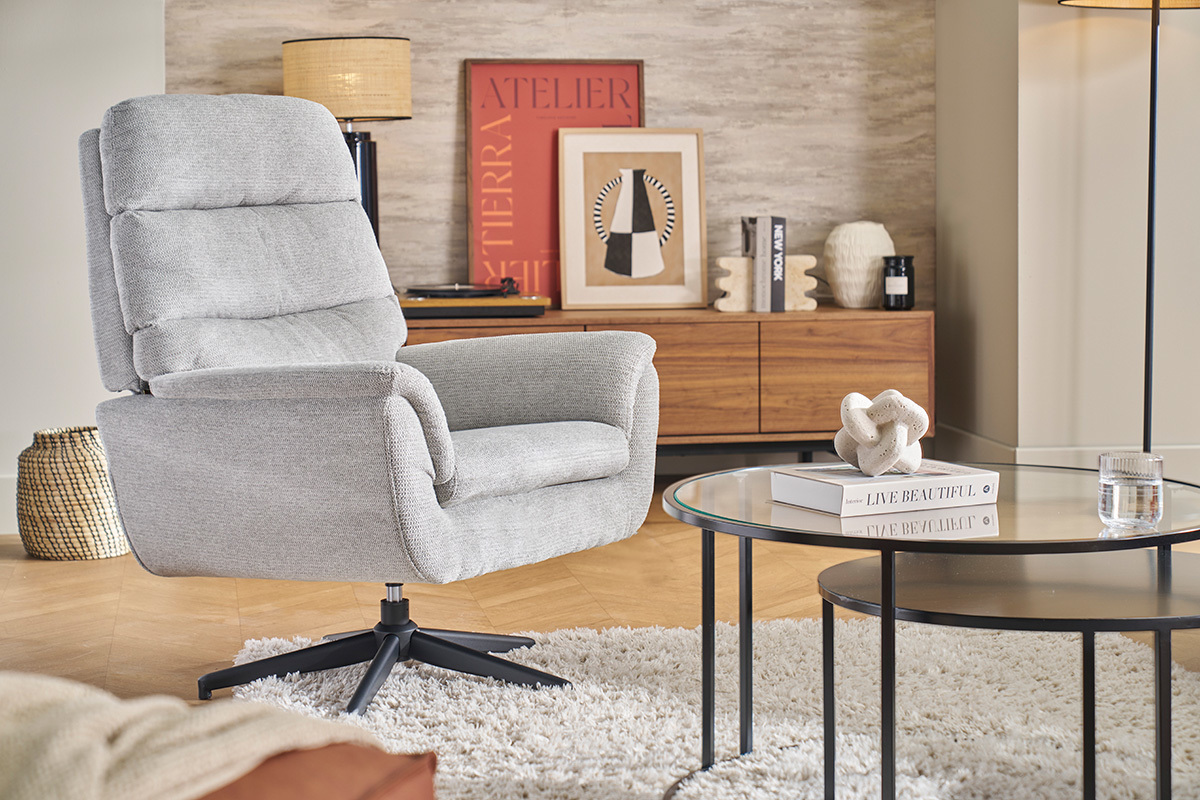 Fauteuil pivotant en tissu chenille gris dans un salon moderne.
