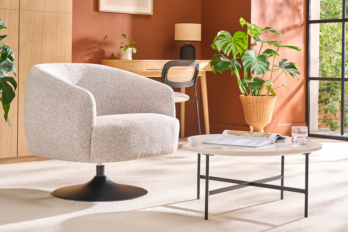 Fauteuil pivotant en tissu effet bouclette beige et mtal noir BOWIE