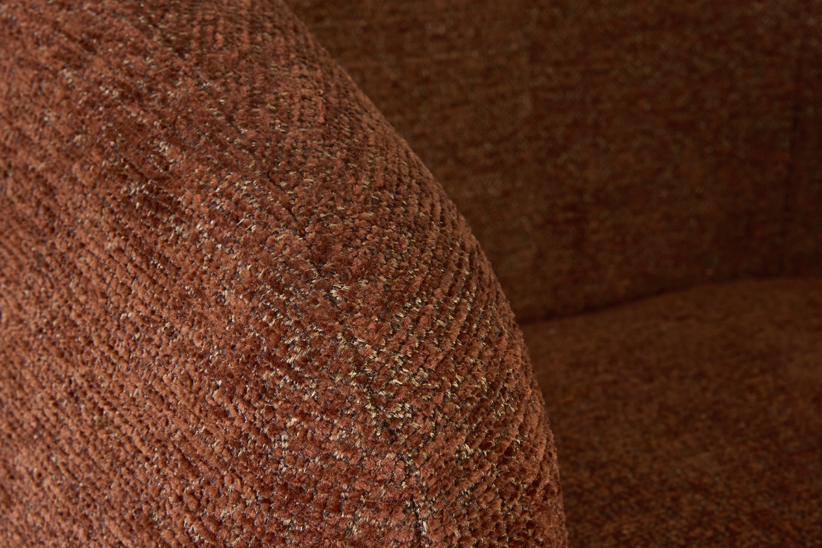 D�tail du fauteuil BOWIE en tissu effet chenille bross� terre br�l�e, vue rapproch�e.