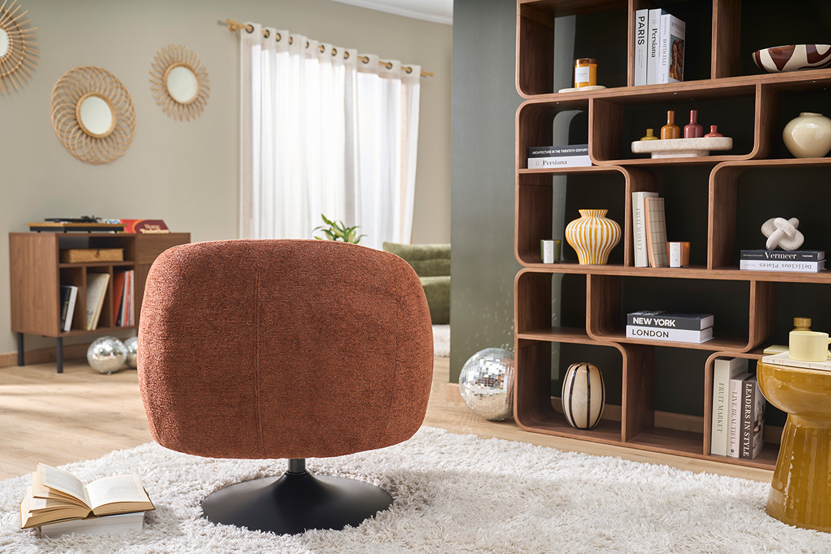 Fauteuil pivotant en tissu effet chenille bross� terre br�l�e, vue de dos, avec d�cor int�rieur moderne.