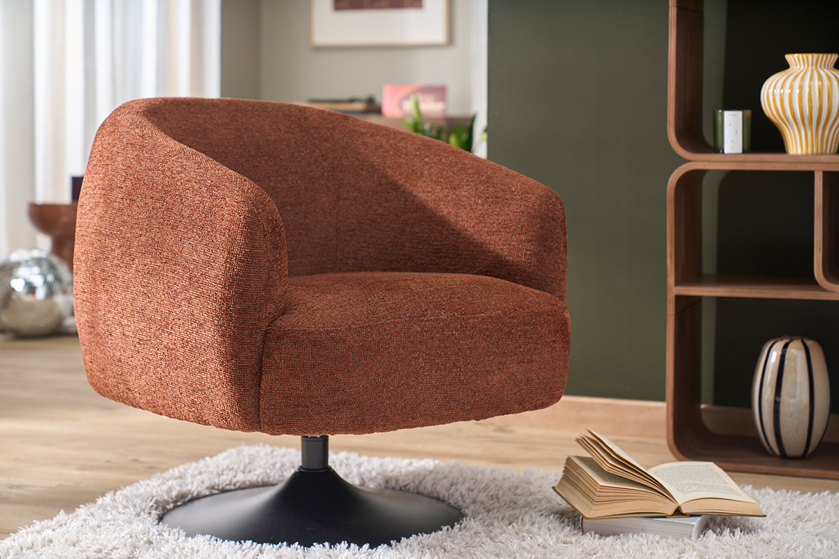 Fauteuil pivotant en tissu effet chenille bross� terre br�l�e, vue de trois quarts, sur tapis moelleux.