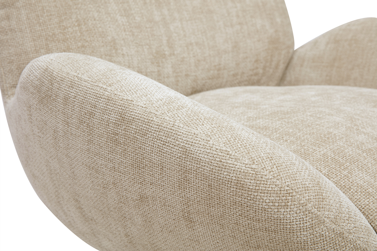 D�tail du fauteuil pivotant KLEM en tissu effet velours textur� taupe avec accoudoirs arrondis.
