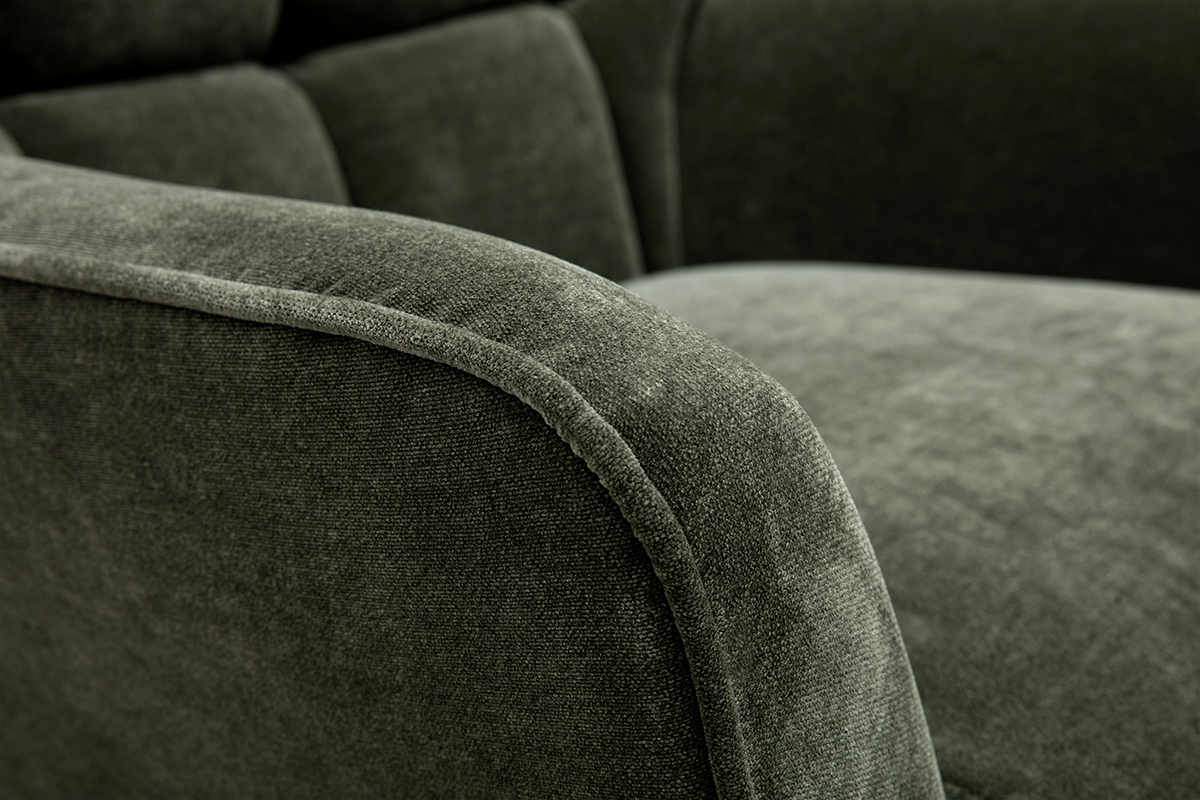 D�tail du fauteuil pivotant en tissu effet velours vert kaki, vue rapproch�e de l'accoudoir.