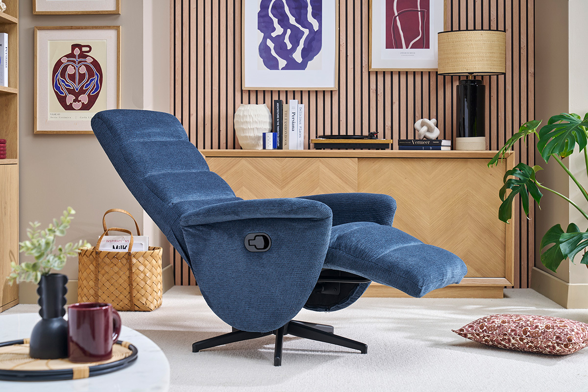 Fauteuil pivotant relax bleu inclin dans un salon moderne.