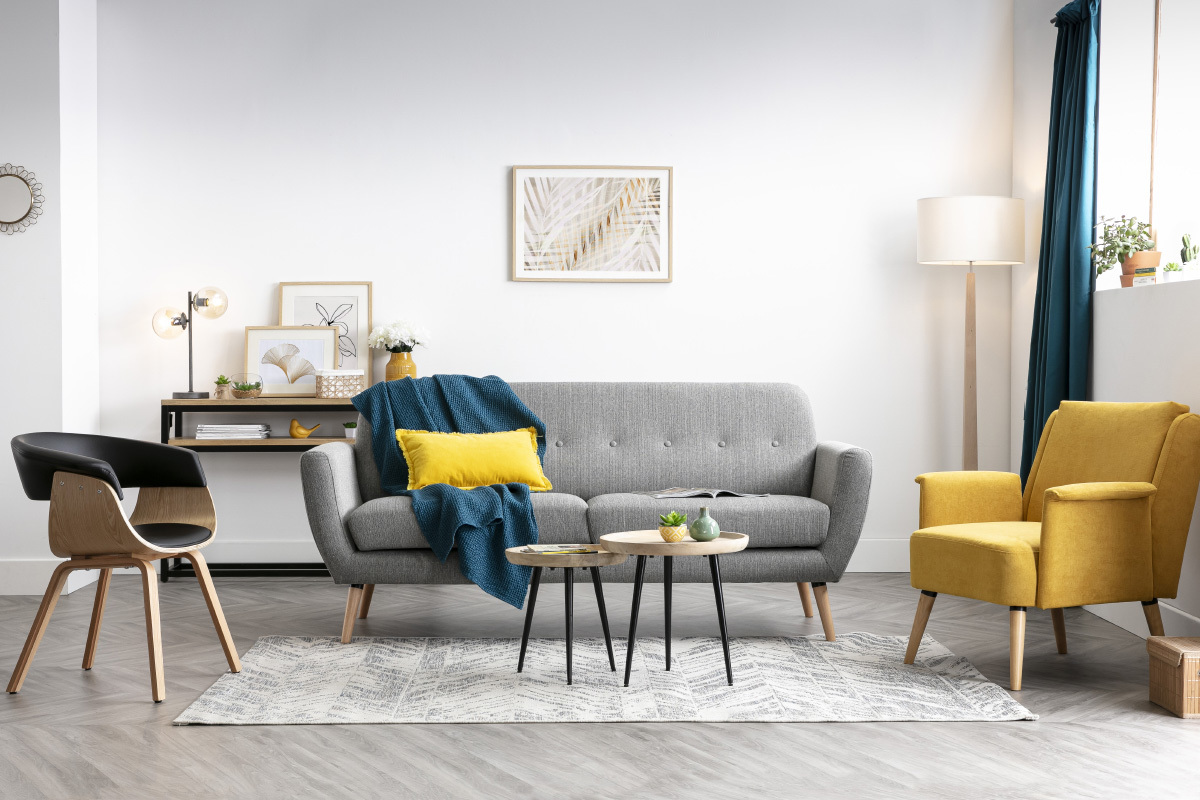 Fauteuil scandinave en tissu bleu canard et bois clair AEOLA