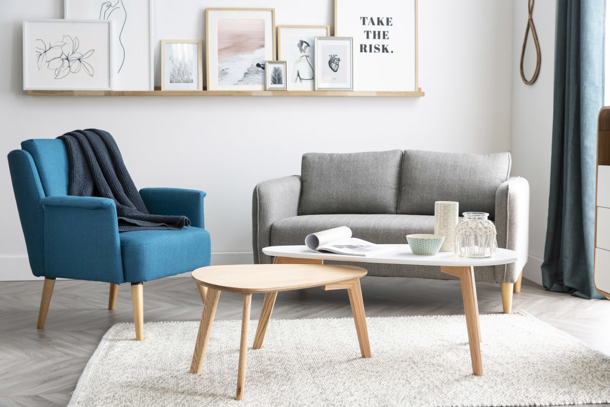 Fauteuil scandinave en tissu bleu canard et bois clair AEOLA