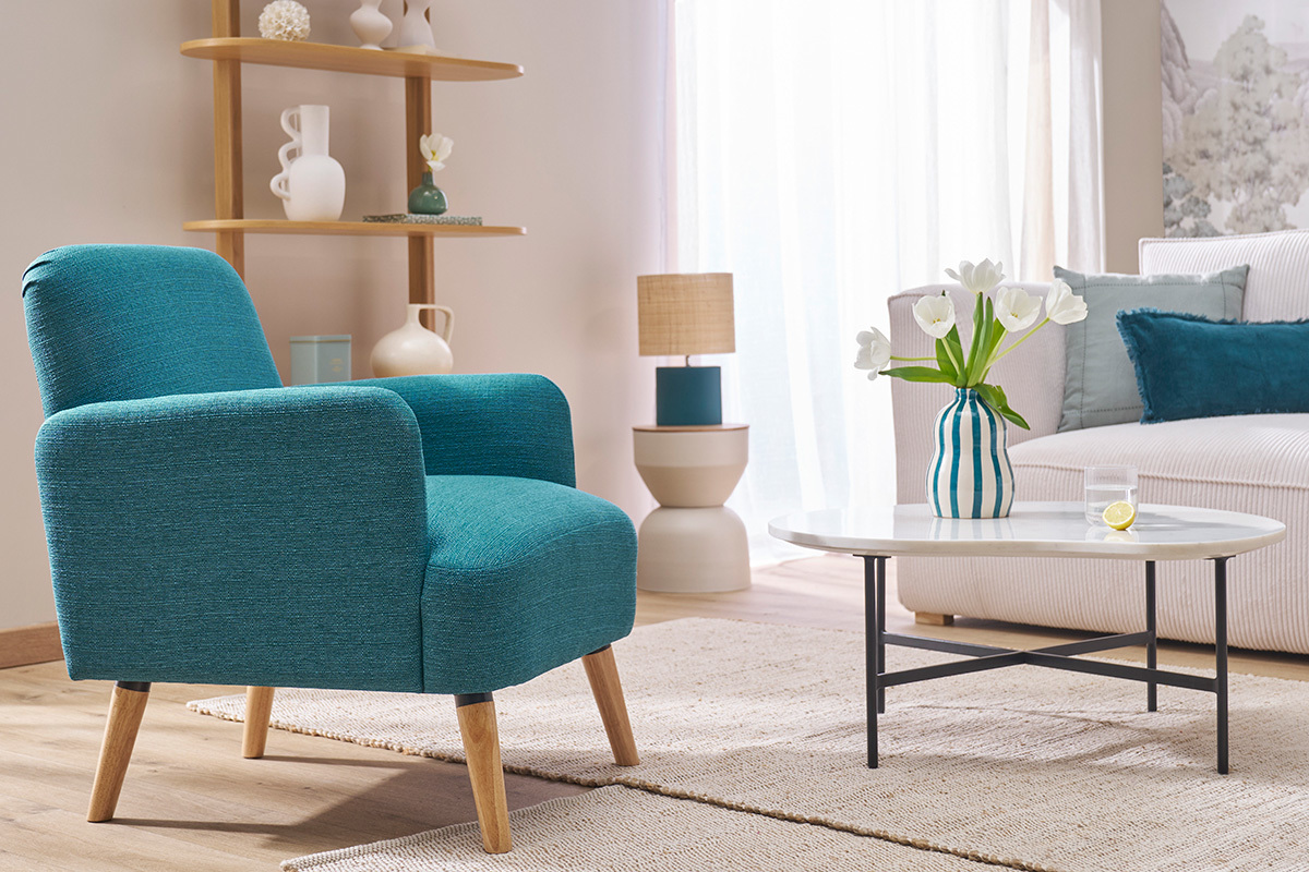 Fauteuil scandinave en tissu bleu canard et bois clair ISKO