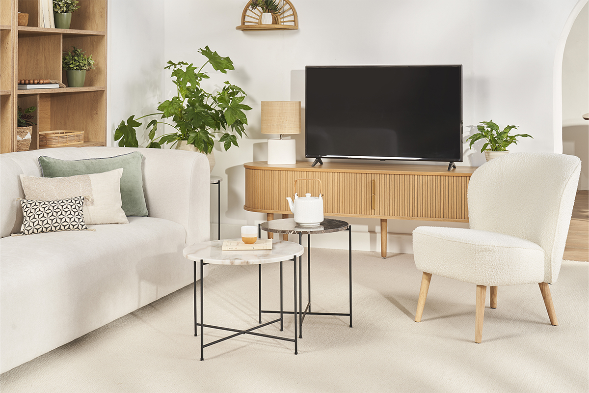 Fauteuil scandinave en tissu effet laine boucl�e blanc cass� et bois clair AMANITA