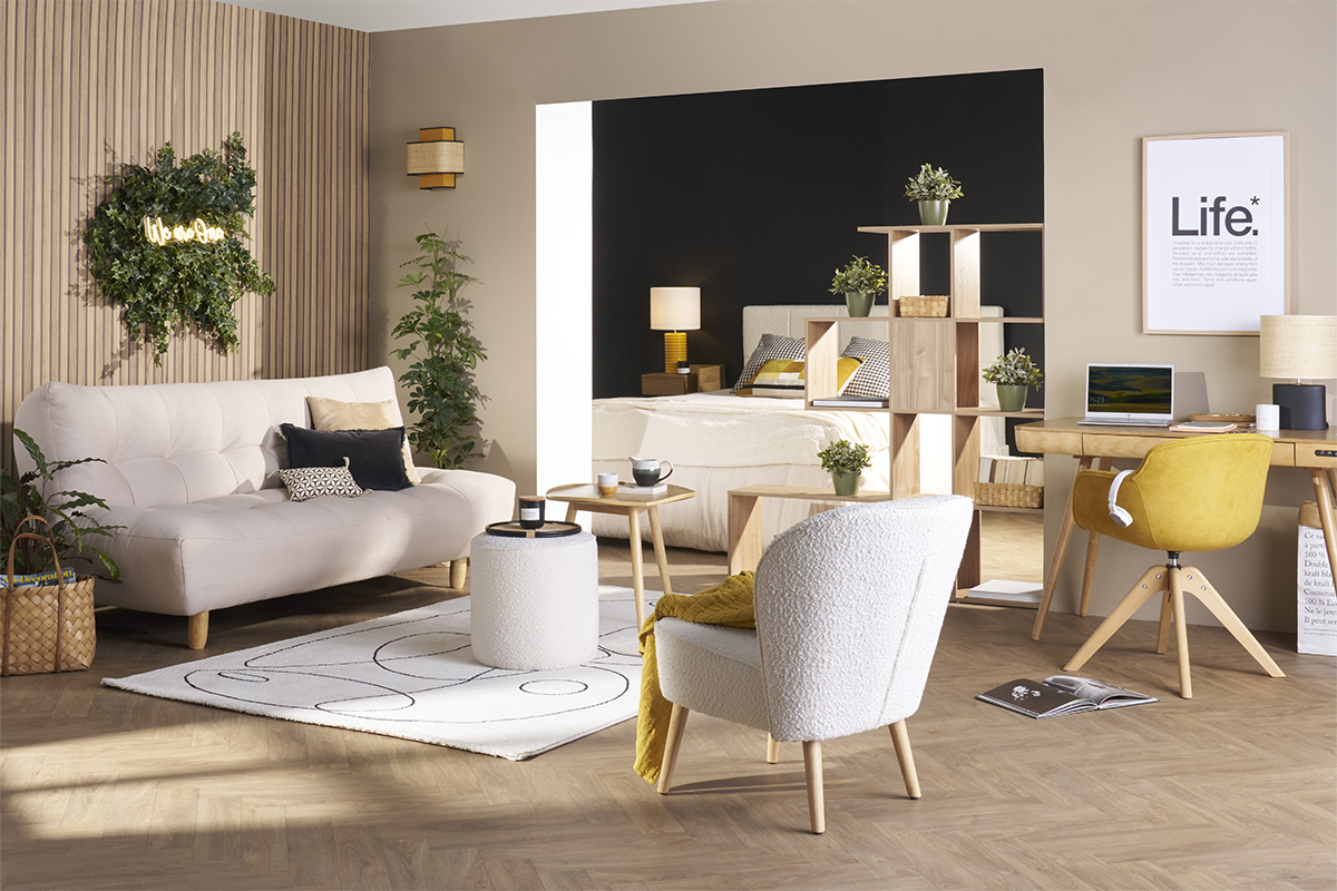 Fauteuil scandinave en tissu effet laine boucl�e blanc cass� et bois clair AMANITA