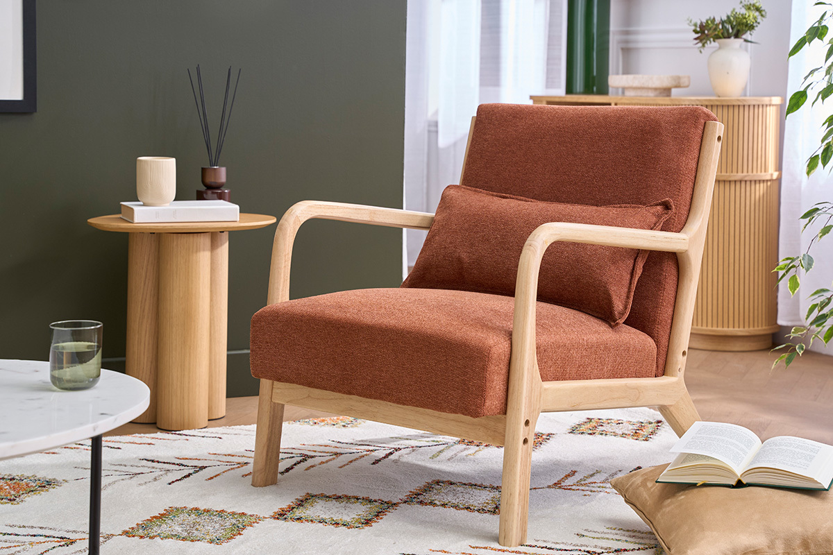 Fauteuil DERRY en tissu velours terre br�l�e et bois clair, angle 3/4.