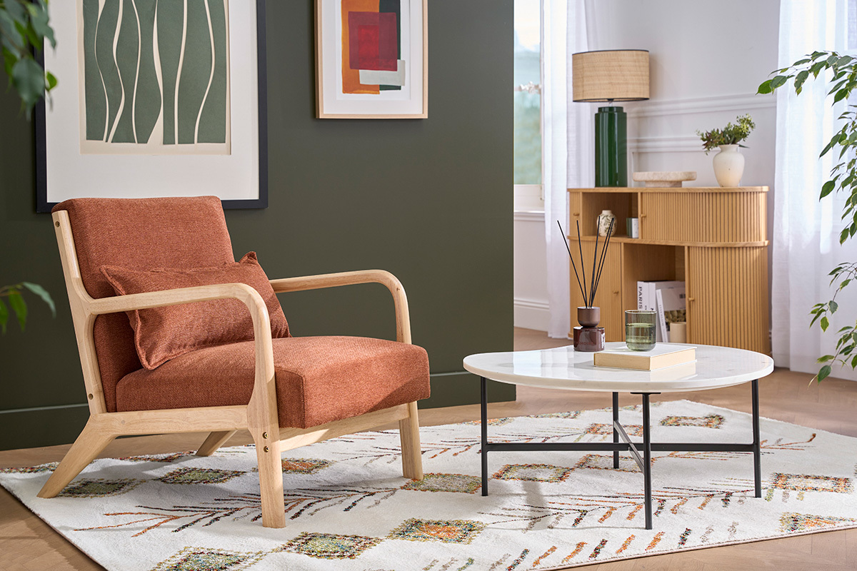 Fauteuil scandinave en tissu terre br�l�e avec coussin, bois clair, vue de 3/4.