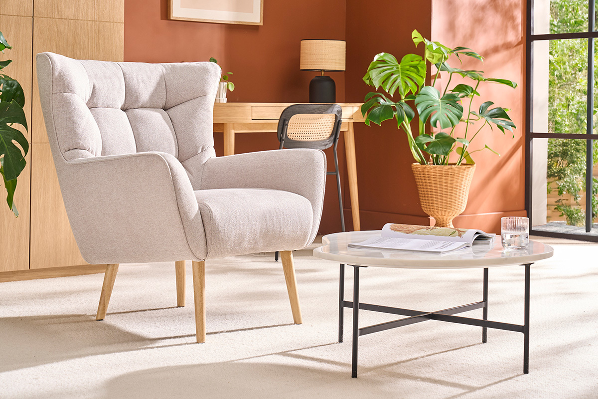 Fauteuil scandinave en tissu effet velours textur beige et bois clair AVERY